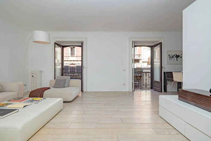 Appartamento trilocale in vendita in Via Giacomo Leopardi Milano, Milano