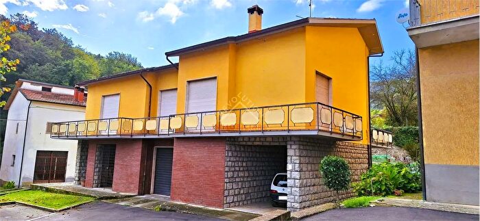 Casa con 8 locali in vendita in Piazza della Repubblica Lisciano Niccone Pg Italia, Lisciano Niccone