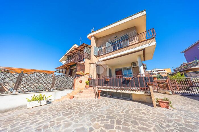 Casa quadrilocale in vendita in Via delle Amazzoni, Roma