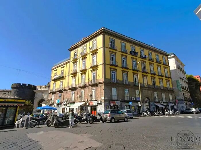 Appartamento con 6 locali in vendita in Via Cesare Rosaroll, Napoli