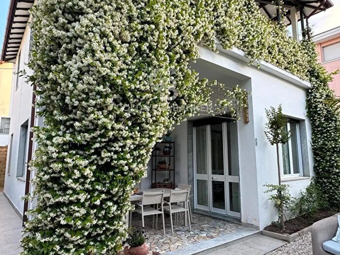 Casa con 8 locali in affitto in Via Alfieri, Riccione