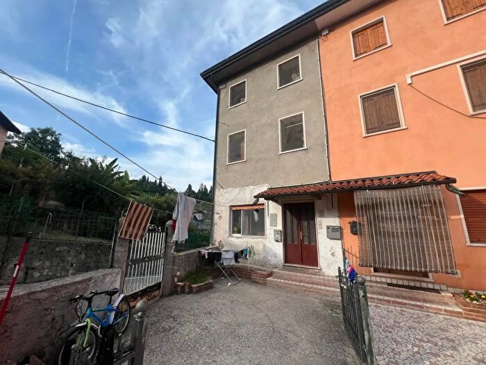 Appartamento con 6 locali in vendita in Via Marconi, Montorso Vicentino