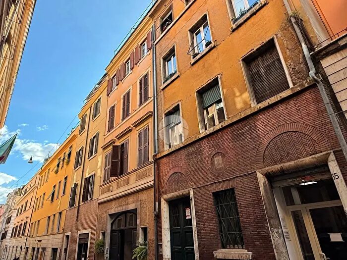 Appartamento trilocale in affitto in Via del Falco, Roma