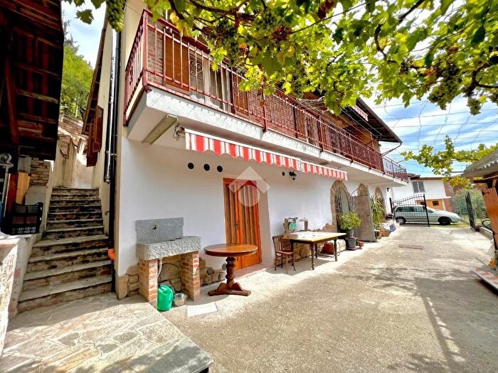 Casa con 6 locali in vendita in Via Salita alla Torre, Albugnano