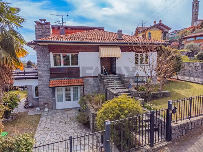 Casa con 13 locali in vendita in Massino Visconti