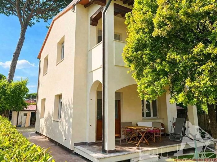 Appartamento quadrilocale in affitto in Vittoria Apuana, Forte dei Marmi