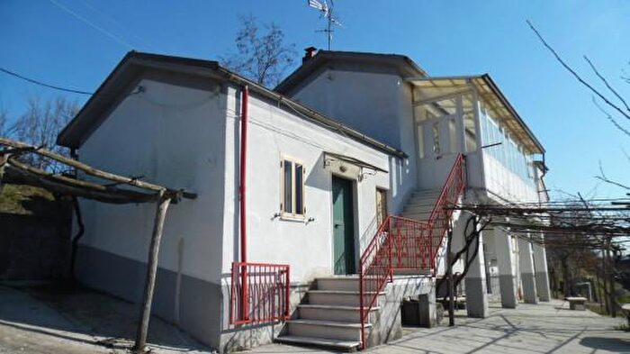 Casa con 6 locali in vendita in Nusco