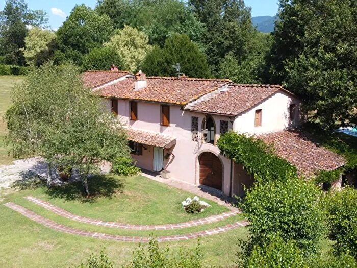 Casa con 12 locali in vendita in Via della Chiesa di Gragnano, Capannori