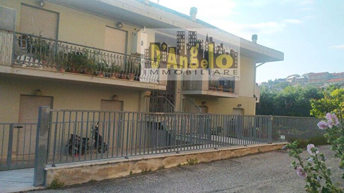 Appartamento con 5 locali in vendita in Via I Maggio, Offida
