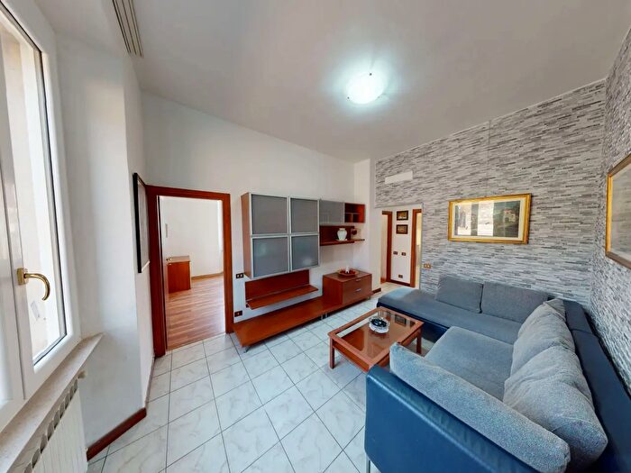 Appartamento trilocale in vendita in Via Varesina, Como