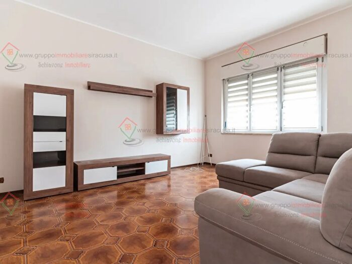 Appartamento con 5 locali in affitto in Siracusa