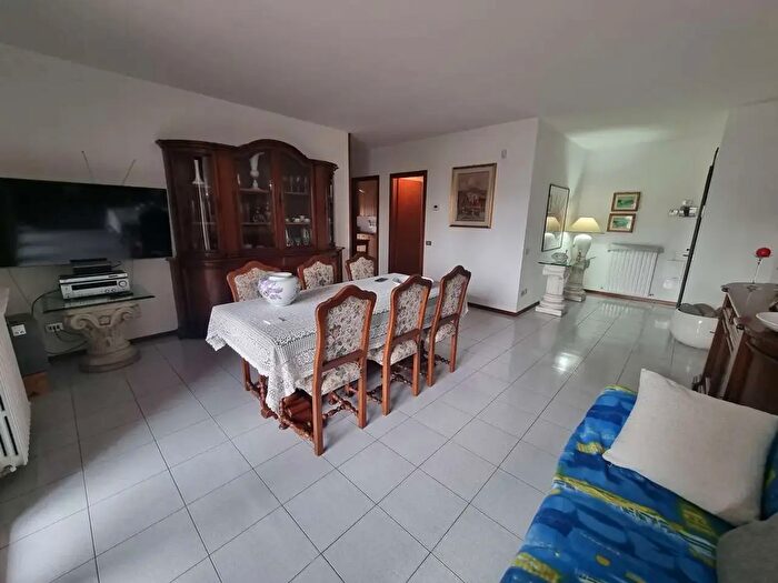 Appartamento trilocale in vendita in Via Cavour, Senago