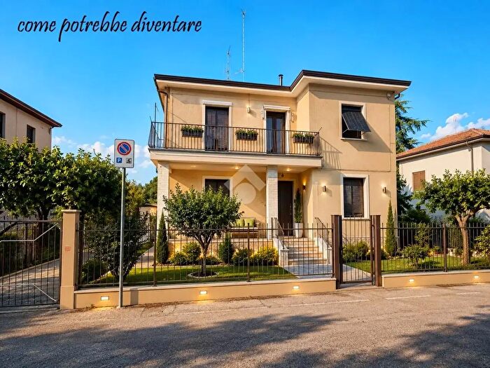 Casa con 7 locali in vendita in Via Orazio, Foligno