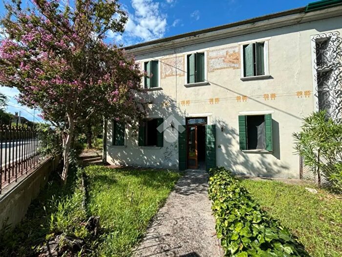 Casa quadrilocale in vendita in Via Dante, Santa Giustina In Colle
