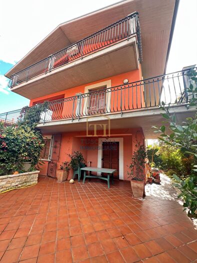 Casa con 8 locali in vendita in Lanciano