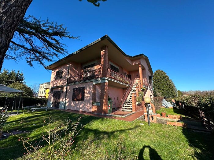 Casa con 10 locali in vendita in Lucca