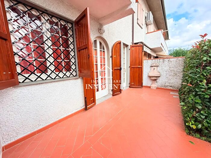 Casa quadrilocale in vendita in Massa