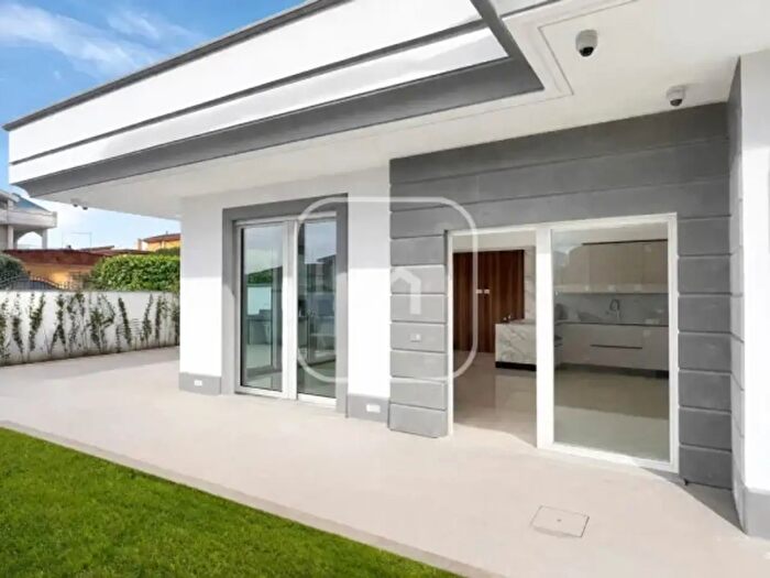 Casa quadrilocale in vendita in Via Bronte, Roma