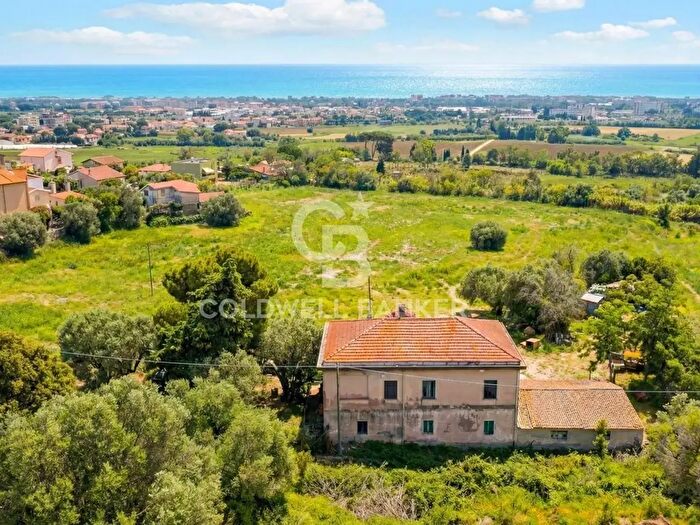 Casa con 9 locali in vendita in Via Valverde, Tarquinia