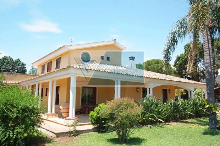 Casa con 8 locali in vendita in Siracusa