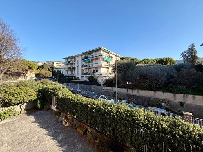 Appartamento con 5 locali in affitto in Via Francesco Nullo, Quarto, Genova