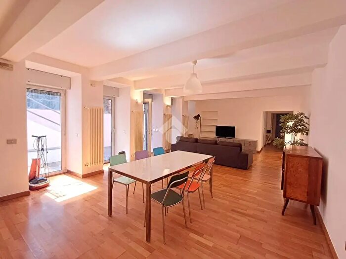 Appartamento trilocale in affitto in Via Andrea Maffei, Milano