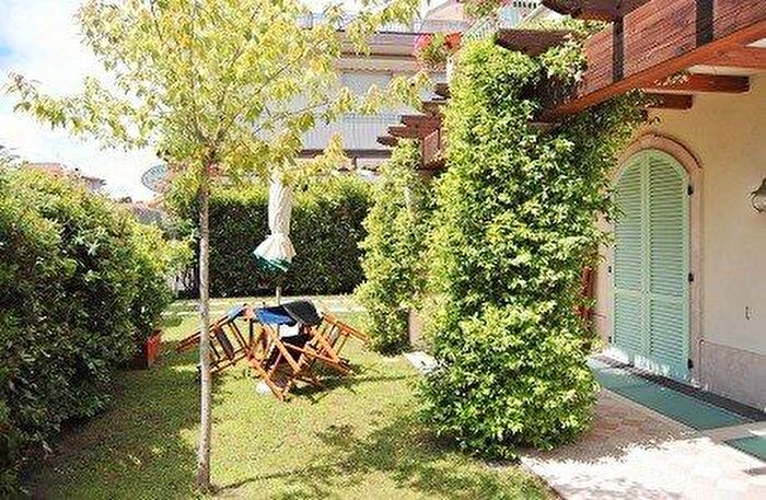 Casa quadrilocale in vendita in Montignoso