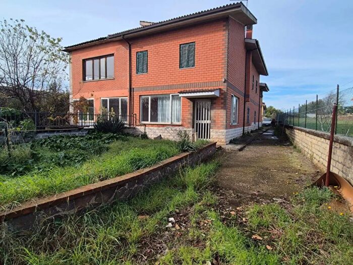Casa con 10 locali in vendita in Fiano Romano