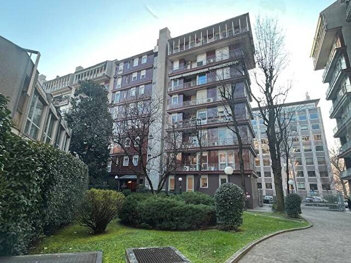 Appartamento trilocale in affitto in Via Tiziano, Pagano, Milano