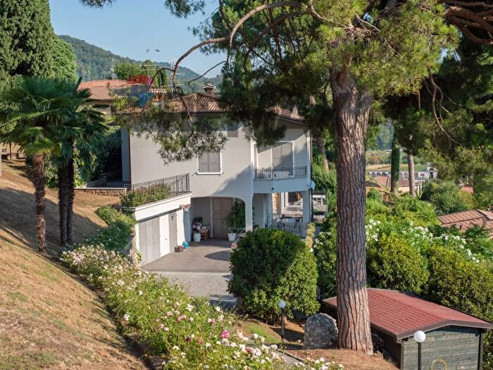 Casa con 8 locali in vendita in Via Ugo Foscolo, Credaro
