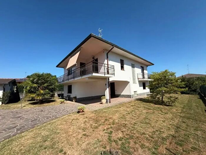 Casa con 6 locali in vendita in Via Vittorio Alfieri, Cadorago