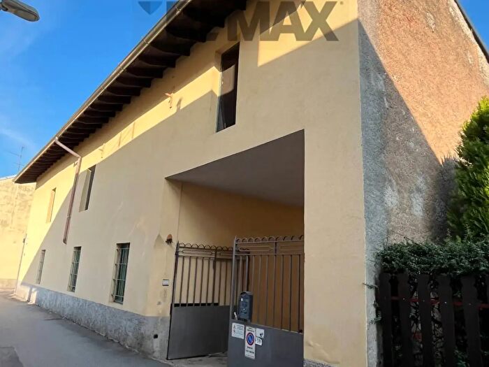 Casa con 10 locali in vendita in Via Torino, Vanzaghello