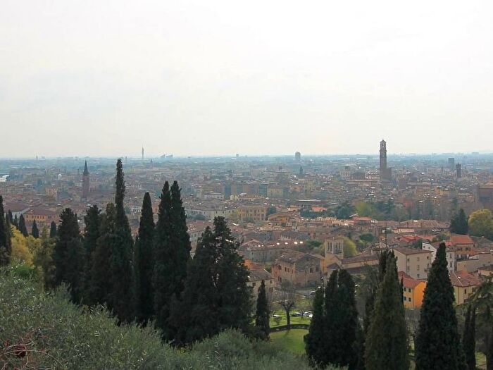 Appartamento trilocale in affitto in Via Fontana del Ferro, Veronetta, Verona