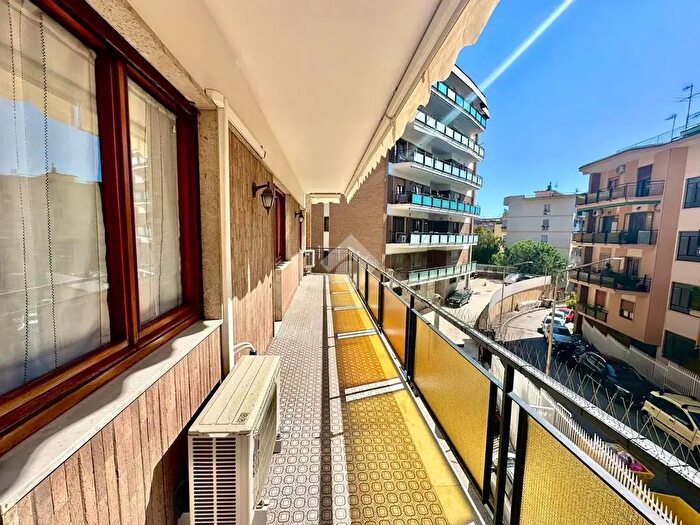 Appartamento quadrilocale in vendita in Via Domenico Fontana, Napoli