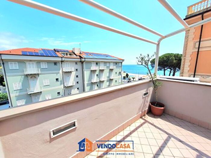 Appartamento trilocale in vendita in Via Renato Boragine, Loano