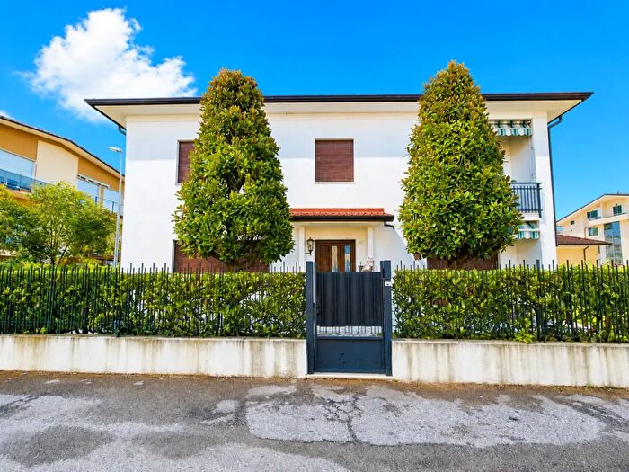 Casa con 11 locali in vendita in della Bassa, Carrara