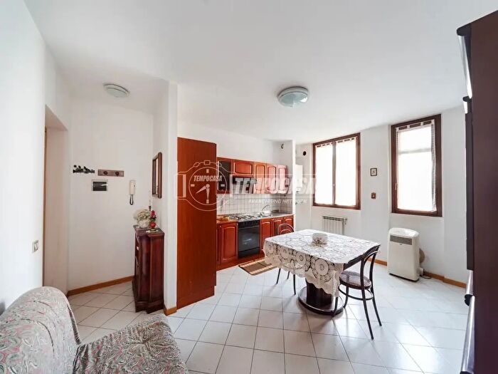 Appartamento bilocale in vendita in Piazza SantAlessandro B, Villasanta