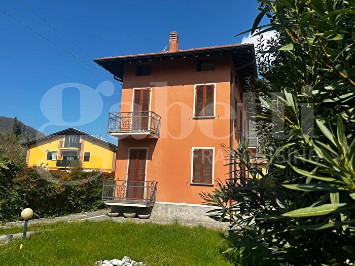 Casa con 5 locali in vendita in Via Roma Snc, Eupilio