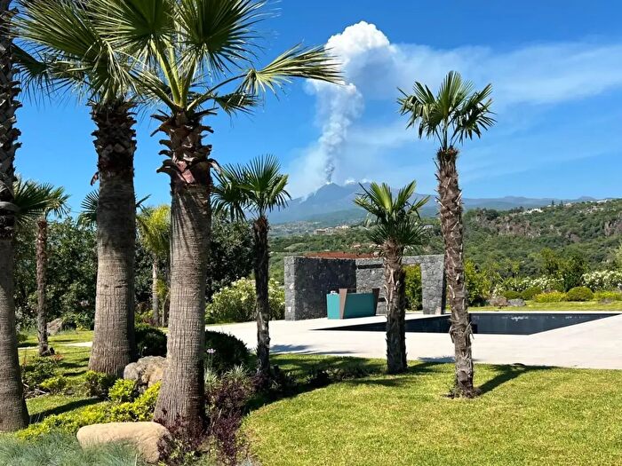 Casa con 5 locali in vendita in Fiumefreddo Di Sicilia