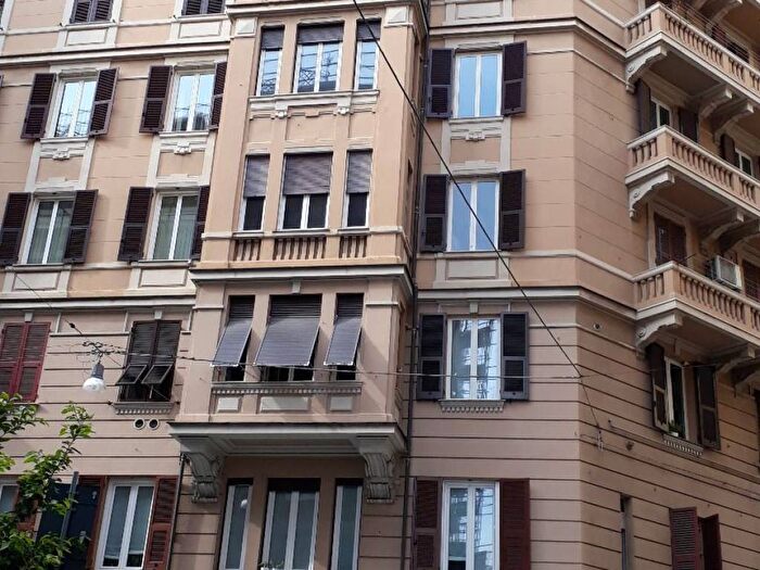 Appartamento con 6 locali in affitto in Via Luigi Lanfranconi, Quadrilatero, Genova