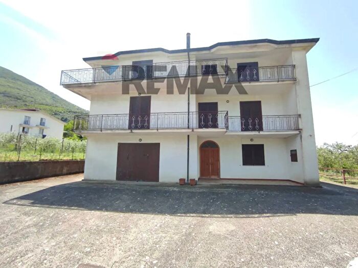 Casa con 20 locali in vendita in Forchia