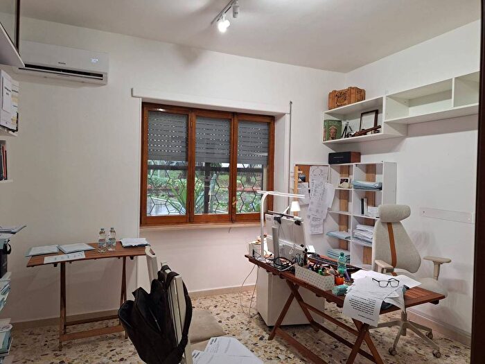 Appartamento bilocale in affitto in Via Domenico Fontana, Rione Alto, Napoli