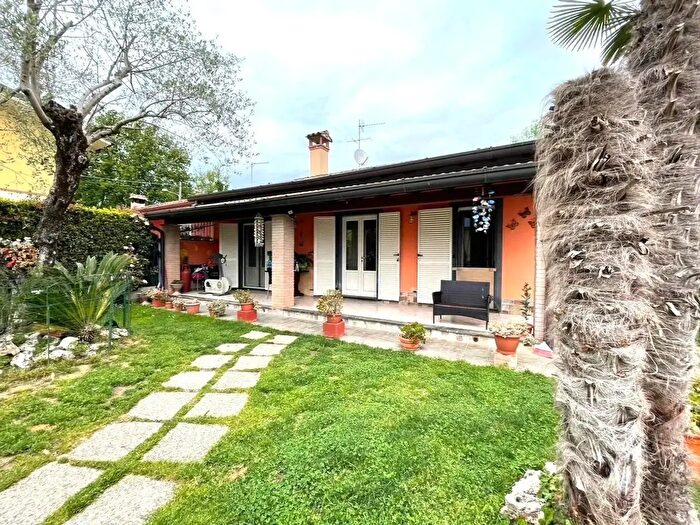 Casa trilocale in vendita in Massa