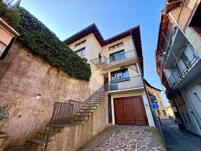 Casa trilocale in vendita in Piazza G Mazzini, Pradalunga