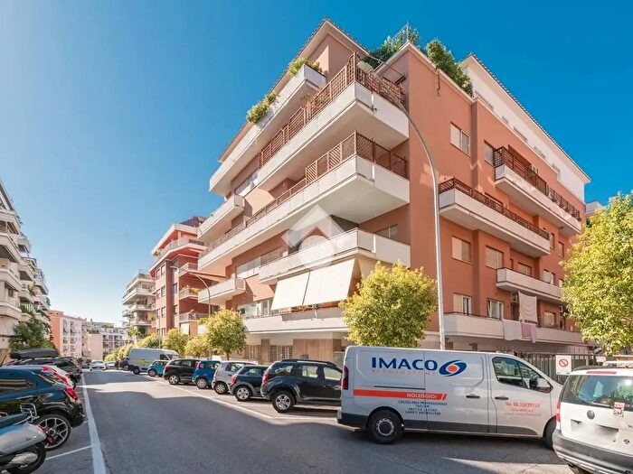 Appartamento con 6 locali in vendita in Via Filippo Nicolai, Roma