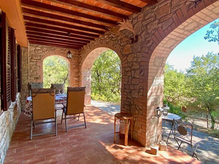 Casa con 6 locali in vendita in Tuoro Sul Trasimeno