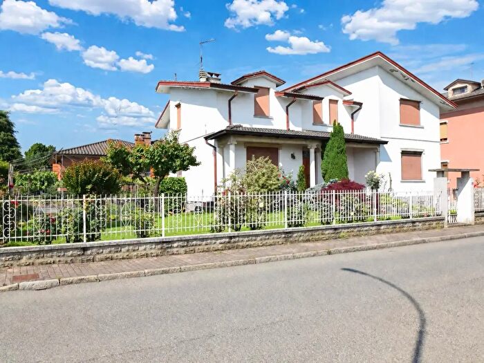 Casa con 15 locali in vendita in Piacenza