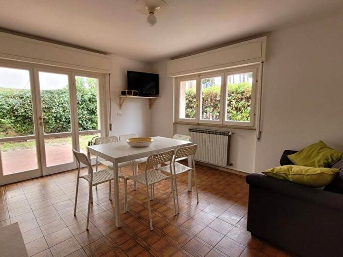 Appartamento trilocale in affitto in Via Armando Diaz, Lido di Camaiore, Camaiore