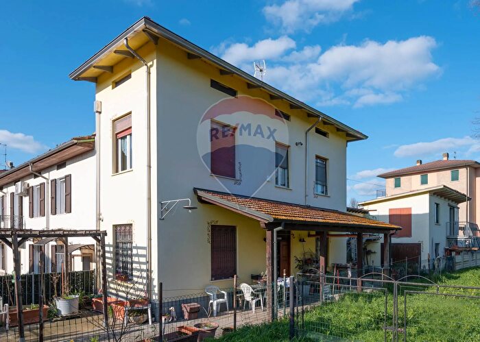 Appartamento con 6 locali in vendita in Strada Cornazzano, Parma