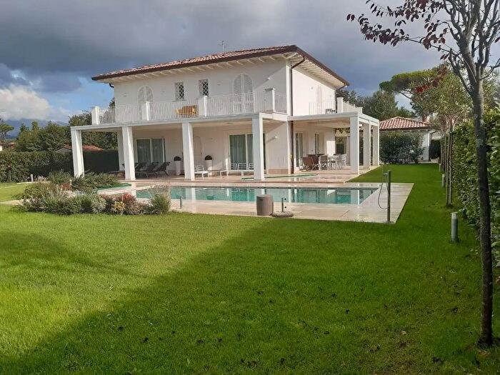 Casa con 10 locali in vendita in Via Catalani, Pietrasanta